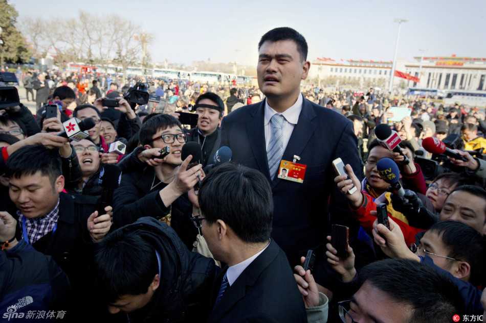 在顶级商业论坛上，姚明西装笔挺全英文演讲，神情专注且自信，举手投足间尽显国际巨星的儒雅风范。