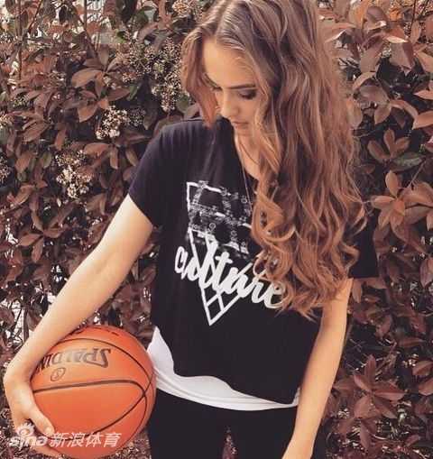 在NBA全明星名人赛的聚光灯下，瑞秋身穿球衣蓄势待发，精准的投篮姿势让人瞬间回想起她高中时期叱咤风云的得分王风采。