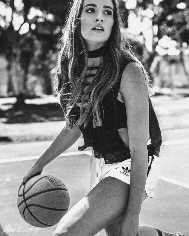 瑞秋与男友罗伯森甜蜜合影，她身穿休闲外套，依偎在男友身旁，脸上洋溢着幸福的笑容，展现着赛场之外柔情的一面。