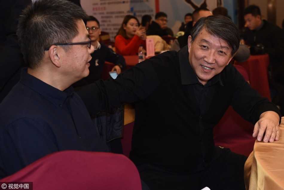 发布会结束后，宫鲁鸣指导被热情的安徽球迷团团围住，他耐心地为小球迷在篮球上签名，用实际行动践行着推广篮球文化的承诺。