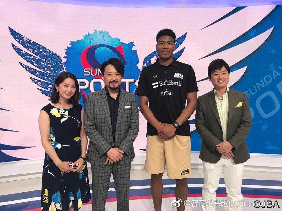 身披日本国家队23号球衣的八村塁在赛场上持球突破，身姿矫健，如同一位挥舞着旗帜的将军，带领日本篮球冲锋陷阵。