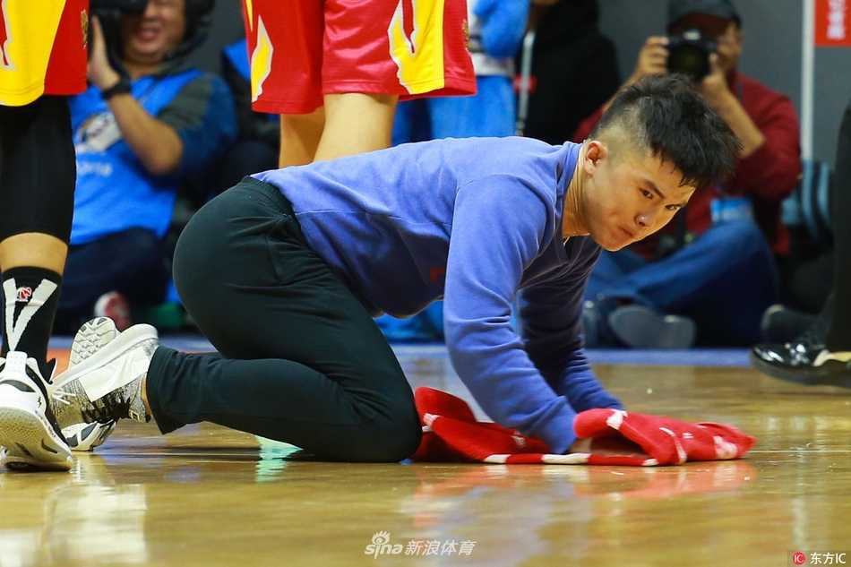 完成使命的孟飞迅速起身撤离场地，膝盖上的护膝因常年跪地而磨损发白，他弓着腰、迈开弓步，眼睛依然警惕地盯着场内，时刻准备下一次冲刺。