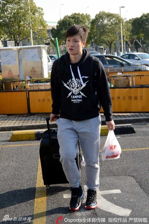 面对热情的上海球迷，李学林微微欠身，认真地听着球迷的诉求，他的亲和力让他无论在哪座城市都能迅速拉近与球迷的距离。