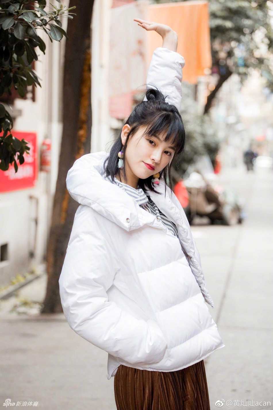 双手插兜站在球场中央的黄灿灿，身姿挺拔，眼神坚定地望向前方，展现出超越年龄的从容与自信。