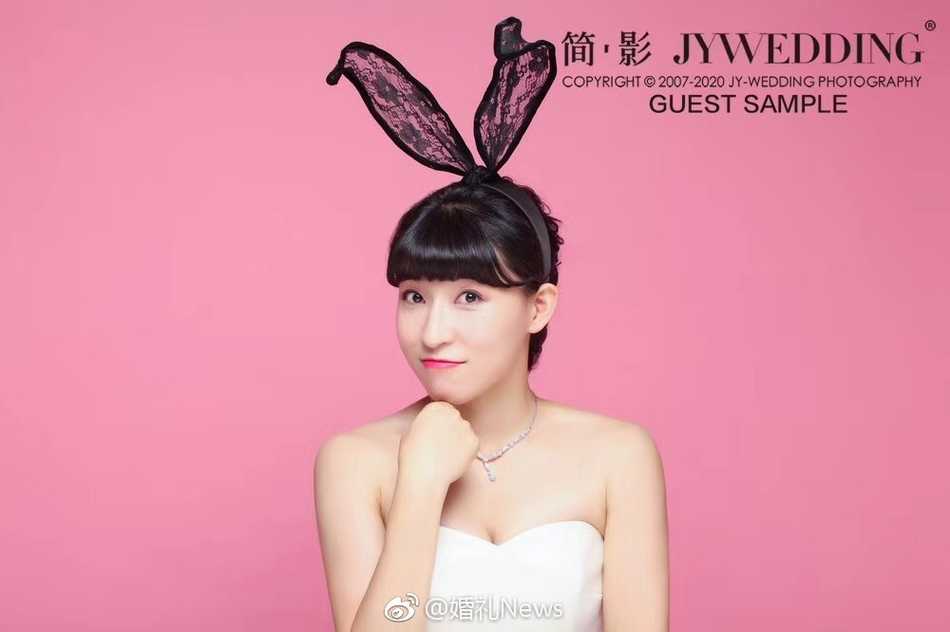 身着洁白拖尾婚纱的杨半伴，手捧淡雅花束，在镜头前展露温婉羞涩的笑容，宛如童话中走出的公主。