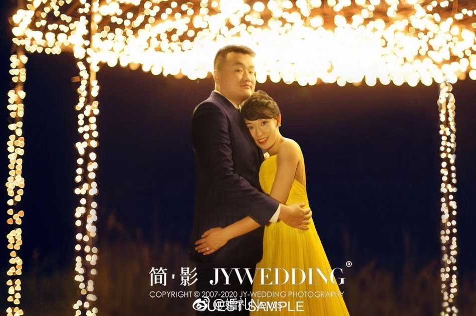 新娘杨半伴与伴娘团合影，身穿晨袍的她开怀大笑，氛围轻松愉悦，尽显其活泼开朗的真性情。