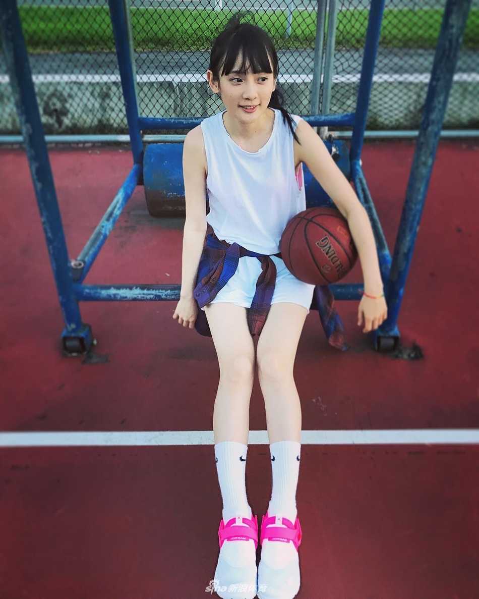 双手紧紧抱着篮球的洗菜，眼神中透露出对篮球纯粹的热爱与坚定。