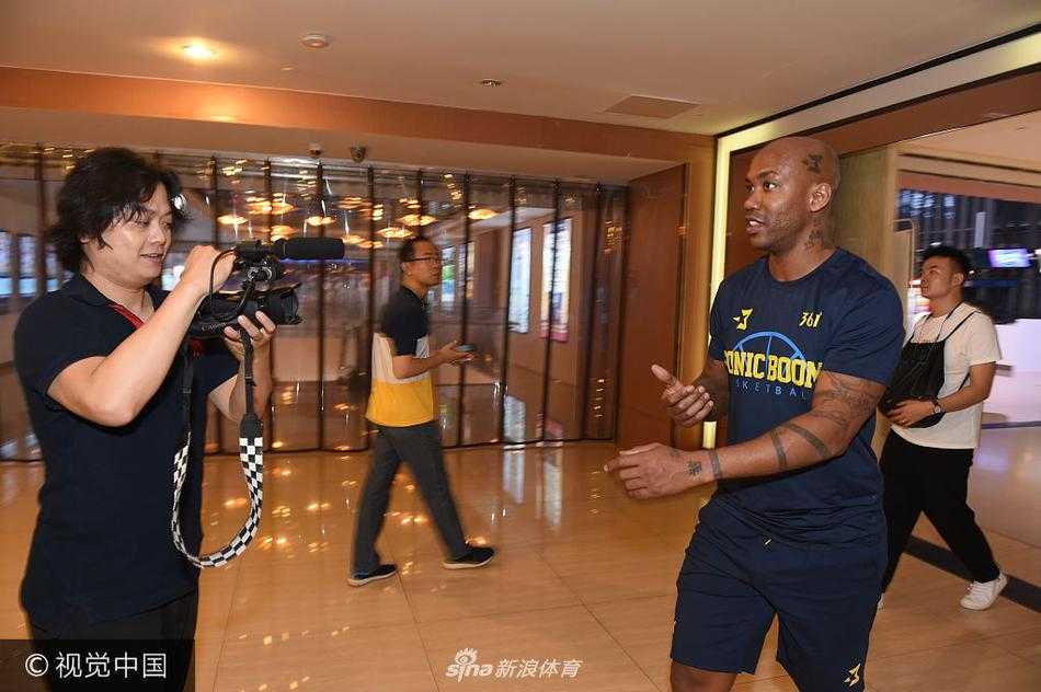 马布里与导演杨子一同站在台上，与台下黑压压的观众挥手告别。巨大的银幕上投射出电影《我是马布里》的片名，为这场南京之行画上了圆满的句号。