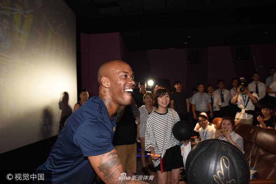 见面会现场人山人海，热情的球迷将通道围得水泄不通。大家纷纷举起手机，对准焦点处的马布里，闪光灯如繁星般闪烁，记录下这难得的追星时刻。