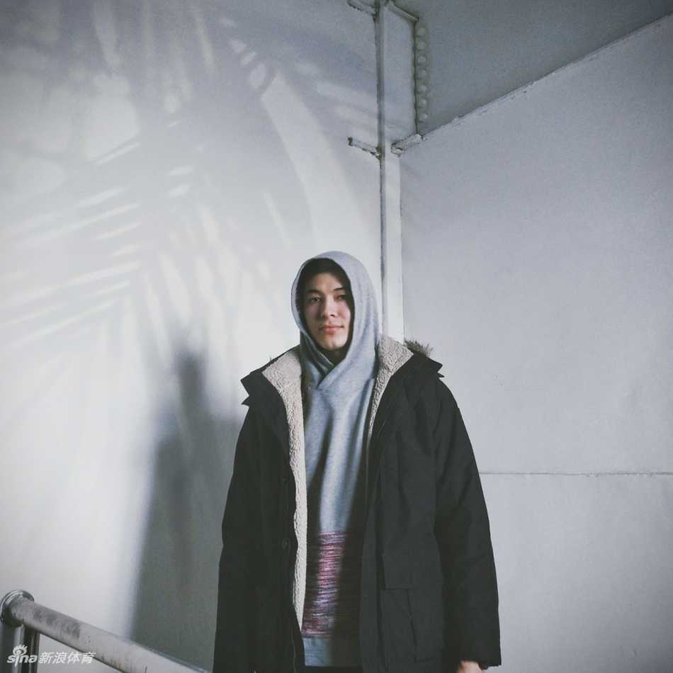 阿不都沙拉木在健身房内赤裸上身展示精壮的肌肉线条，汗水顺着腹肌滑落，彰显着自律与力量之美