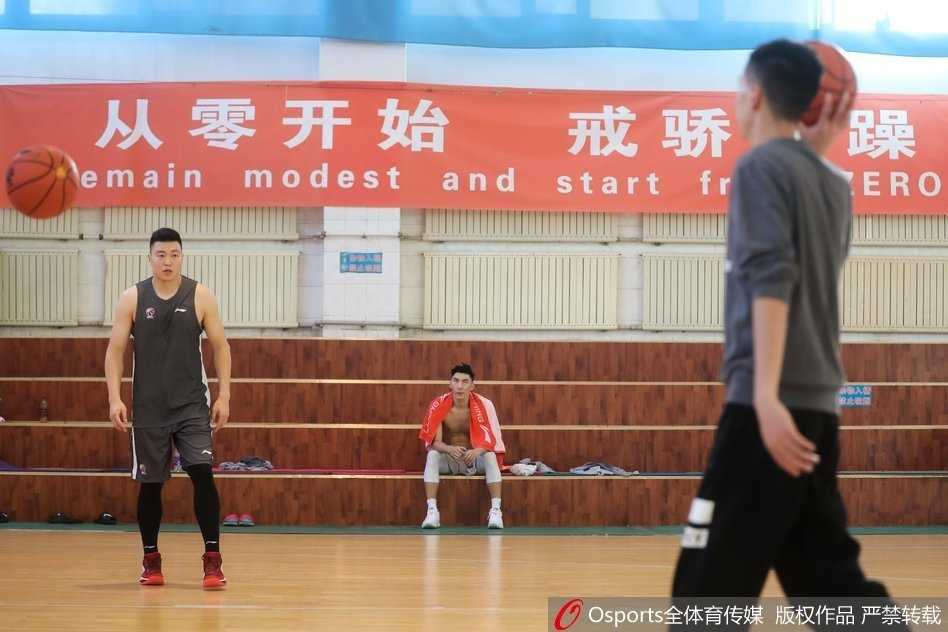 训练馆内灯光如炬，新疆男篮将士们神情专注，每一次运球和跑位都仿佛在雕琢艺术品，卫冕的信念在汗水中默默沉淀。