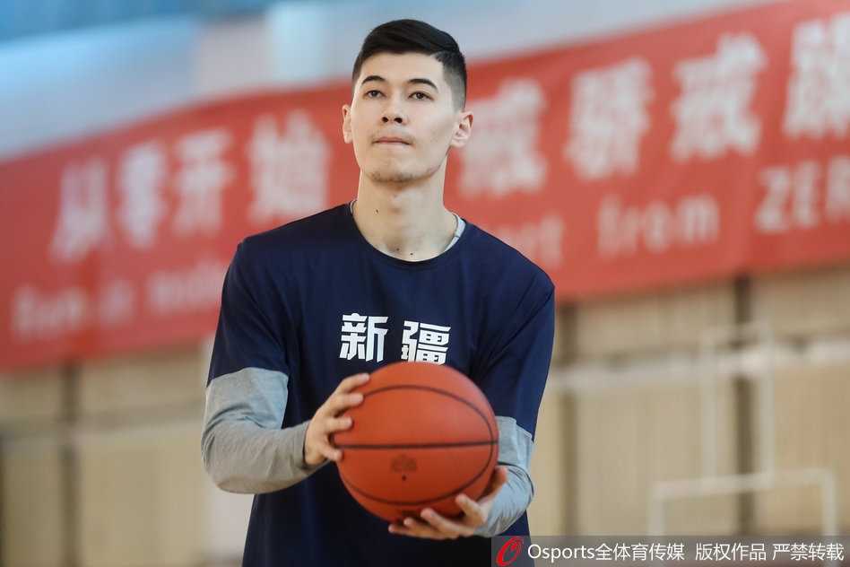 李秋平指导双手叉腰站立在场边，眉头微蹙凝视着弟子们的跑动路线，他的沉稳与睿智是这支志在建立王朝的球队最坚实的后盾。