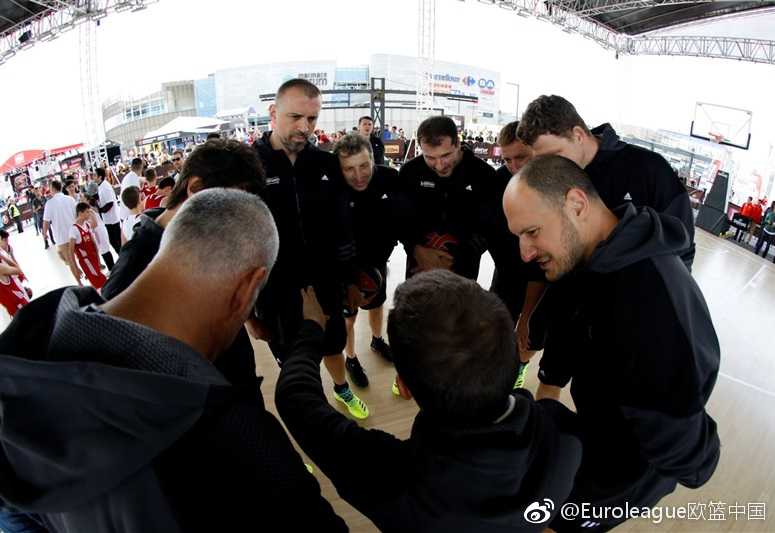 博斯普鲁斯海峡的晨光映照下，伊斯坦布尔马尔马拉论坛外早已排起长龙，球迷们满怀期待地等待踏入属于他们的篮球乐园。