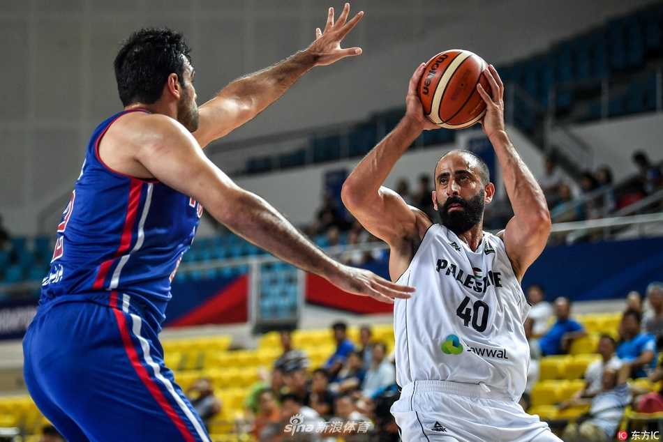 伊朗石油化工核心后卫威利-沃伦运球疾走，一个背后运球轻松晃过防守，脸上写满自信与从容