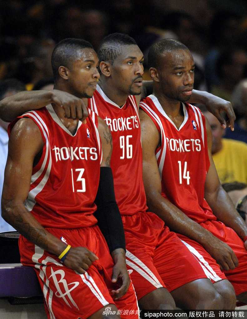 面对防守球员，兰德里毫不畏惧地跃起投篮，他那标志性的拼劲和精准的中距离手感，是火箭替补席上最稳定的火力来源。