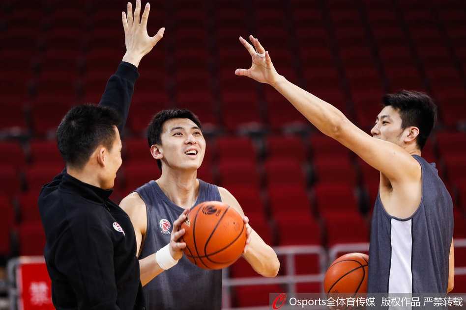 投篮训练环节，翟晓川跳起出手，篮球在空中划出优美弧线