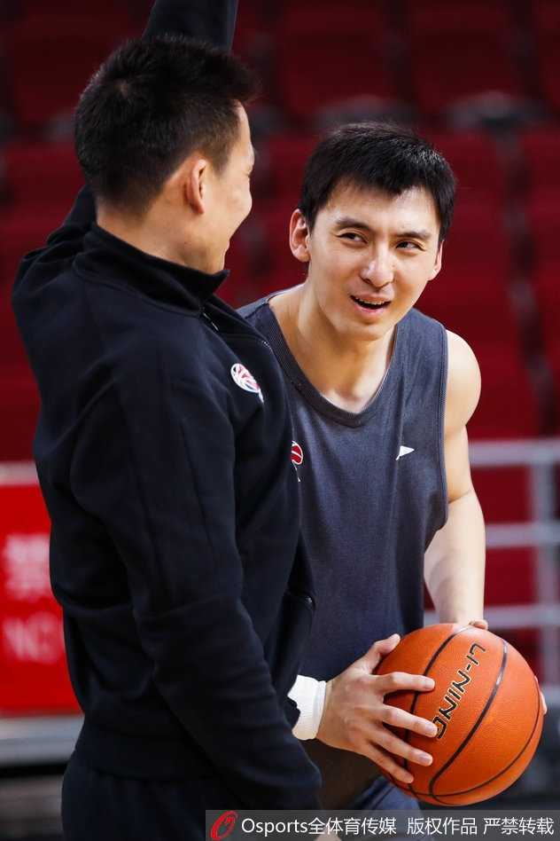 汗水浸湿训练服，翟晓川拉伸韧带时神情专注而坚韧