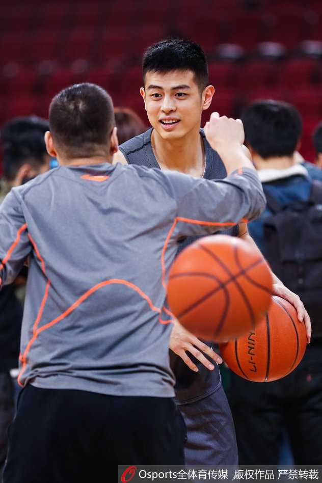 休息间歇，翟晓川低头整理护具，眼神中透露出对比赛的渴望