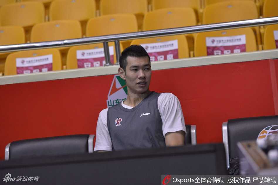 在空荡的球馆穹顶灯光聚焦下，八一队员们正进行着赛前最后的冲刺，每一次跑位和传接球都凝聚着对胜利的渴望，汗水早已浸透的球衣在灯光下闪闪发亮。