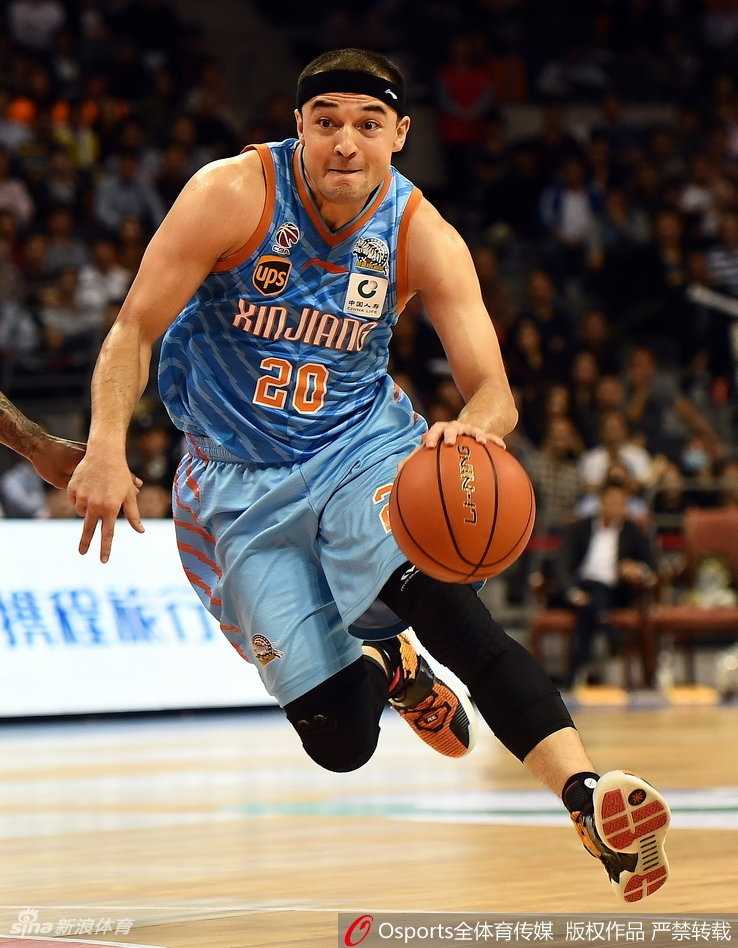 俞长栋在内卡位要球，肌肉紧绷蓄势待发，他在内线的强硬表现将是球队对抗韩国队的本钱。