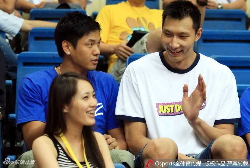 王棠云长发披肩坐在亚锦赛看台上，双手轻托下巴，眼神清澈专注于赛场，宛如漫画中走出的篮球少女