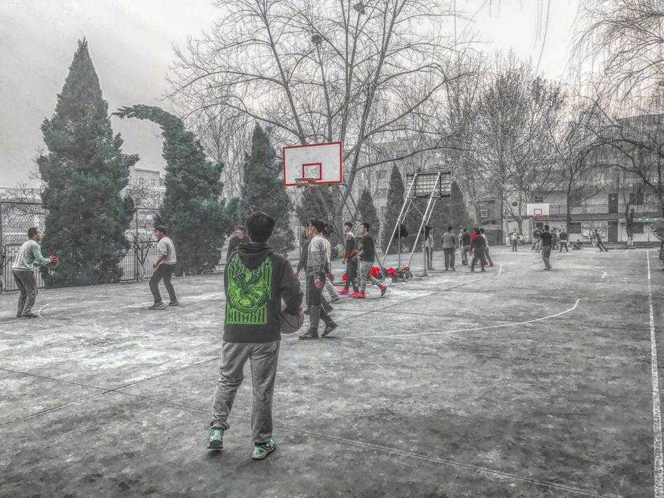 夕阳下的校园小径上，余诺然背着书包大步向前，背影充满朝气与力量，预示着光明的未来。