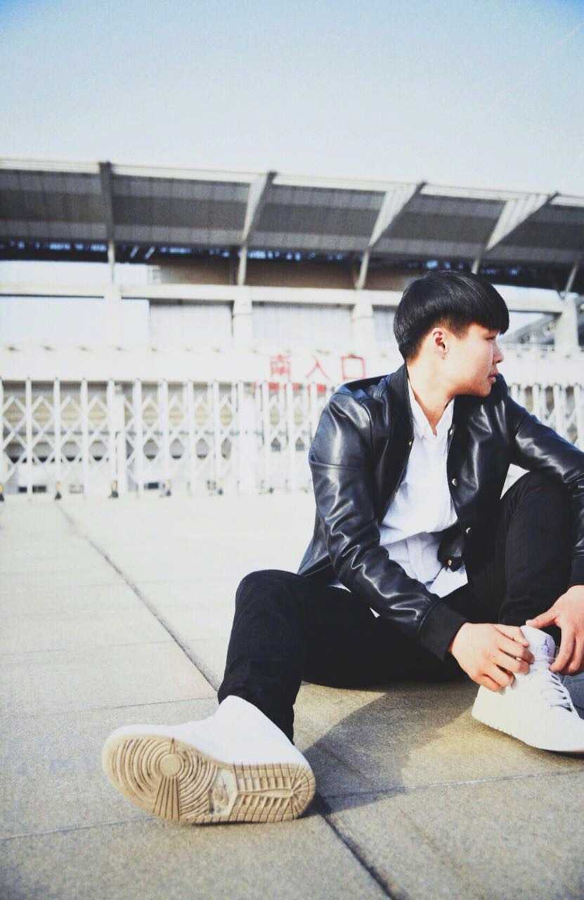 深夜的教室里，余诺然独自坐在课桌前，台灯的光晕笼罩着她认真修改作文的身影。