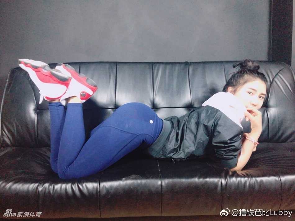 糖糖扎着清爽的高马尾，穿着科比主题的定制T恤，在夕阳下的室外球场运球过人，发丝随风飘扬充满活力