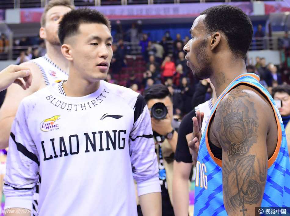 场边神情落寞的郭艾伦与新疆外援亚当斯进行短暂交流，一个是因伤缺阵的球队灵魂，一个是杀死比赛的关键先生。