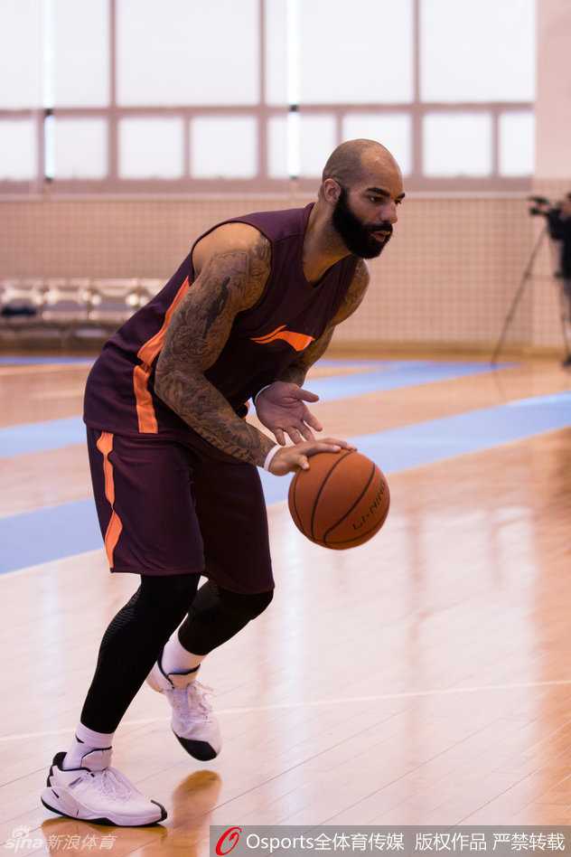 广东队赛前训练气氛轻松，朱芳雨在场上与队友交谈，脸上带着从容的微笑，似乎对晚上的比赛早已成竹在胸。