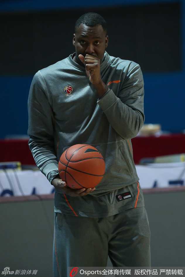 安德雷·布拉切在训练中露出标志性的笑容，他庞大的身躯在篮下犹如一座铁塔，轻松完成勾手投篮，展现着良好的赛前状态。