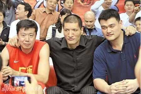 巴特尔在退役后投身青少年篮球事业，他正在场边专注地指导着年轻球员，将自己职业生涯的宝贵经验倾囊相授，为中国篮球的未来播撒希望的种子。