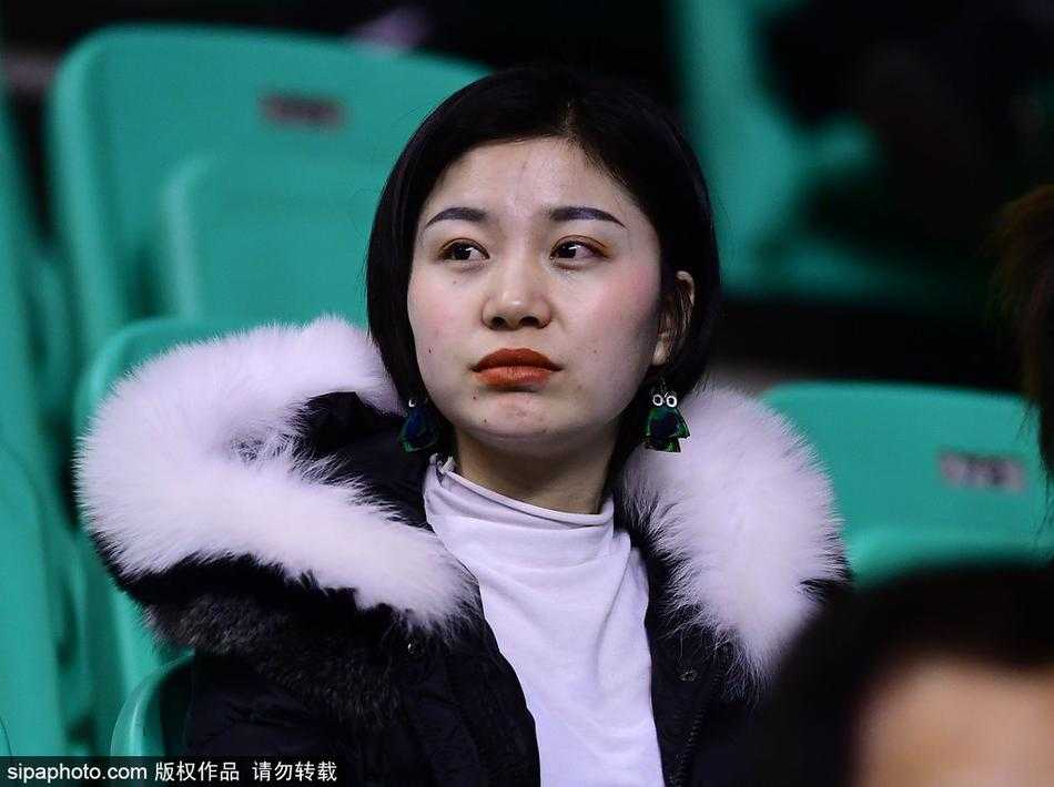 散场后的灯光略显阑珊，这位气质出众的女孩在离场前被镜头定格。她眼神中既有对比赛结束的不舍，也带着一丝满足的笑意，仿佛这场精彩的比赛和现场的激情，已经在她心中留下了难忘的回忆。