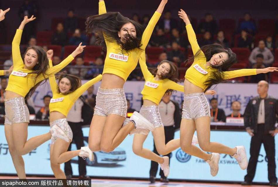 一位宝贝在后台休息区露出恬静的笑容，卸下舞台上的浓烈，生活中的她们有着邻家女孩般的亲切与纯真，动静之间，皆是魅力