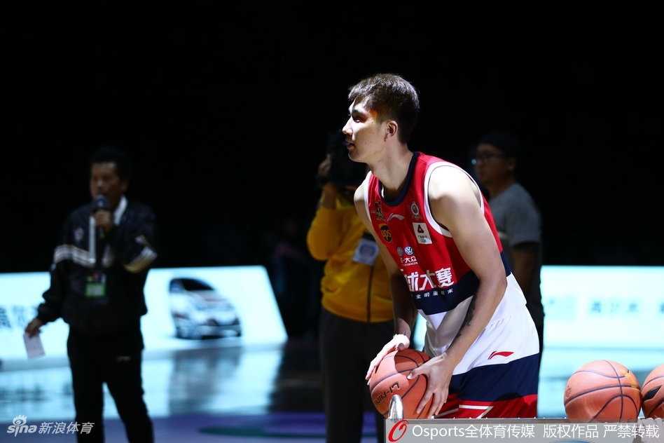 比赛结束后，于长春被队友们紧紧围住庆祝，大家脸上都挂着发自内心的笑容，场边的摄影记者们纷纷将镜头对准这位新科三分王。