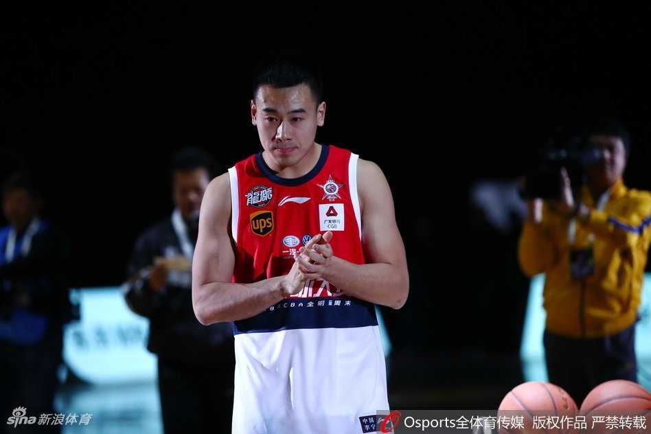 于长春在完成关键投篮后振臂欢呼，脸上洋溢着难以置信的喜悦，身后的巨大计分牌显示着24分的破纪录成绩，将他的剪影衬托得格外高大。