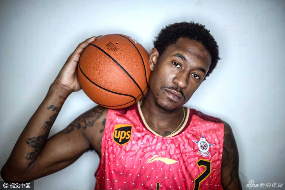 王哲林在场上双手比出心形手势，将这份可爱与爱心送给支持他的球迷们。