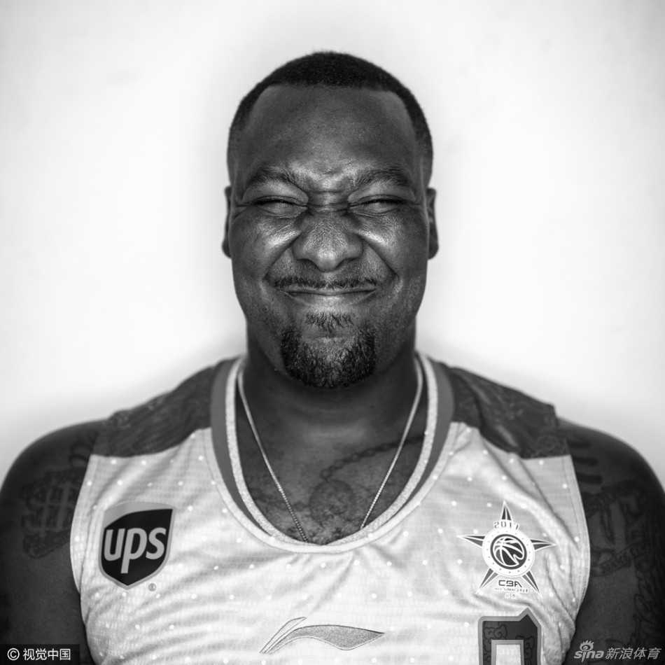 丁彦雨航在场上自信地比出专属手势，眼神坚定，霸气外露。