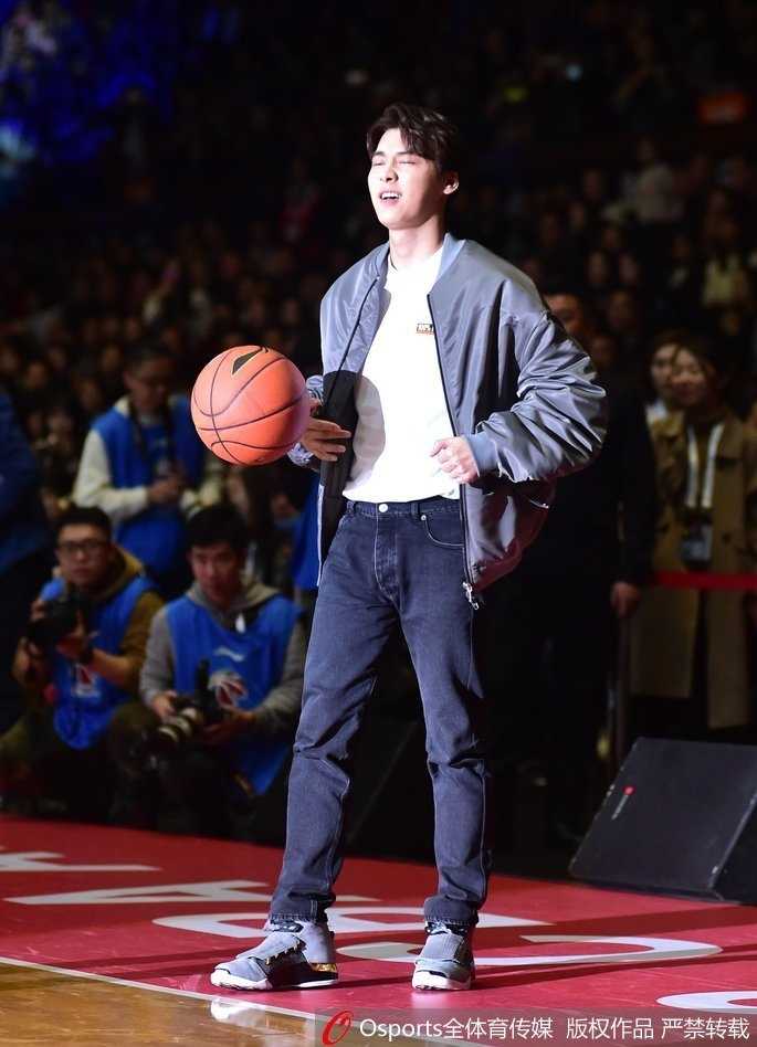 李易峰身穿深色潮装现身球馆，专注瞄准篮筐执行投篮，热身姿势舒展帅气