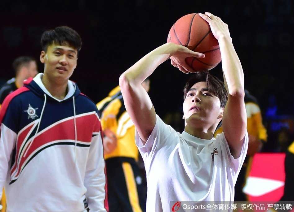 李易峰在场边认真观赛，眼神中流露出对篮球的纯粹喜爱和对球员表现的关注