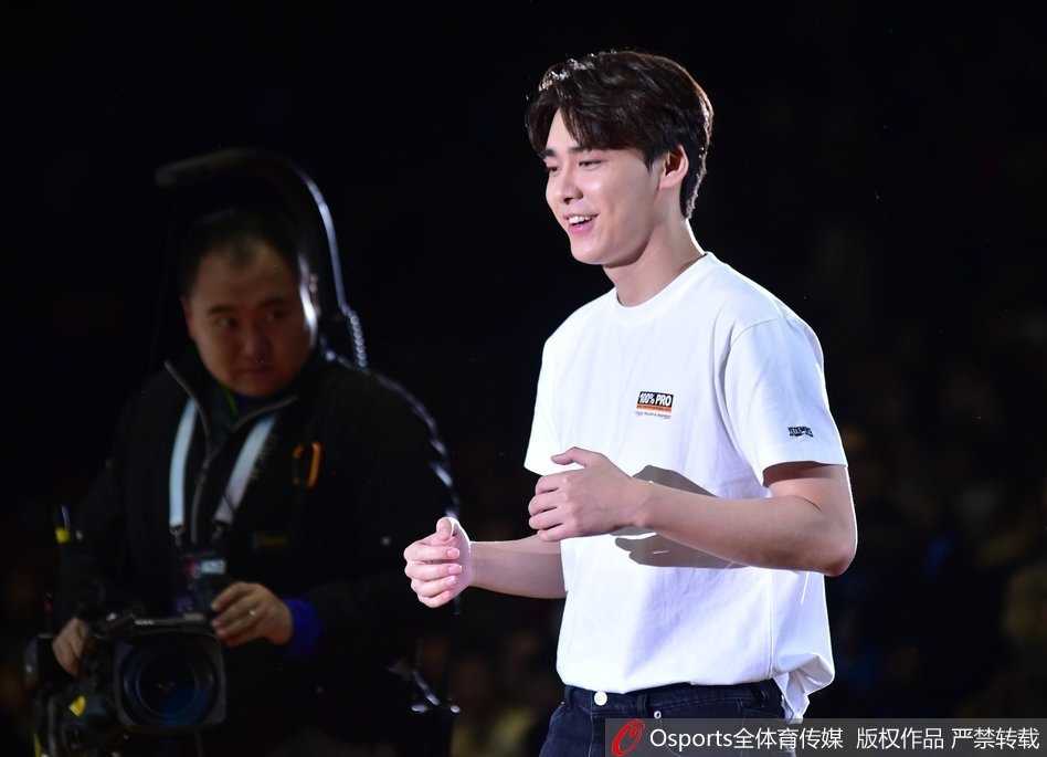 李易峰与现场篮球少年们同场热身，氛围融洽，体现了文体跨界融合的魅力