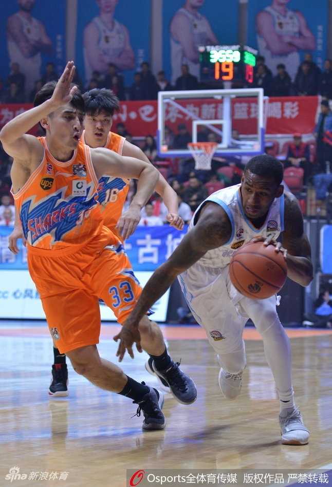 利马在内线遭遇严防死守，却依然高举高打，用身体卡住位置准备摘板