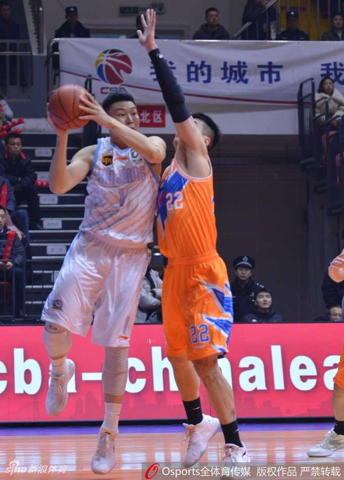 弗雷戴特在三人围堵下强行出手，眼神坚毅，皮球划出完美弧线