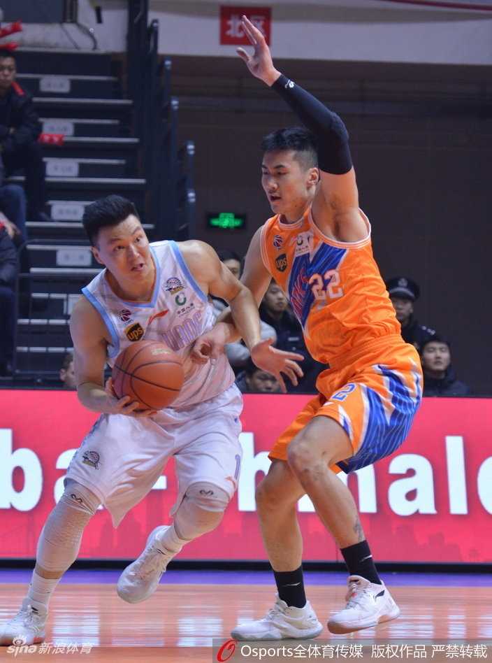 李根面对防守悍将，三分线外果断起跳，出手瞬间全场目光聚焦于篮球