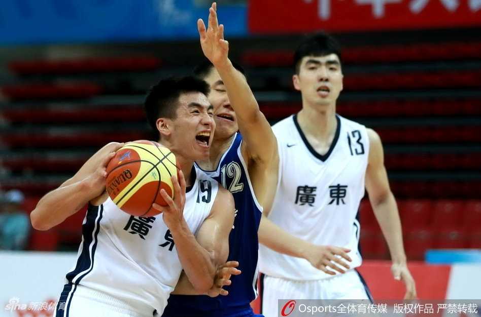 广东队周鹏底角出手三分，皮球在空中划出一道完美的弧线，全场目光聚焦于这颗决定比赛走向的篮球之上。