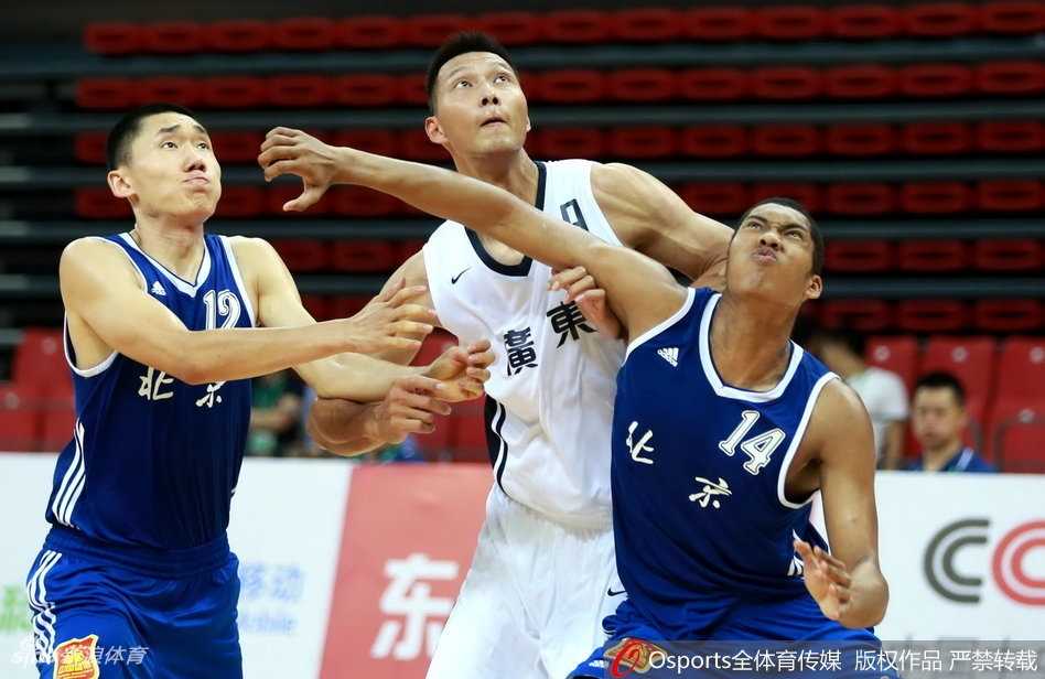 广东队小将胡明轩持球快速反击，他身形灵动如闪电，面对北京队的围追堵截依然冷静地寻找着最佳的传球路线。