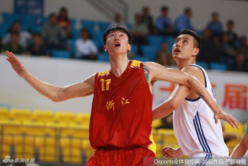 内线肉搏战！北京队球员在对方长臂林立的内线拼尽全力起跳争抢篮板，肌肉碰撞声仿佛穿透画面。