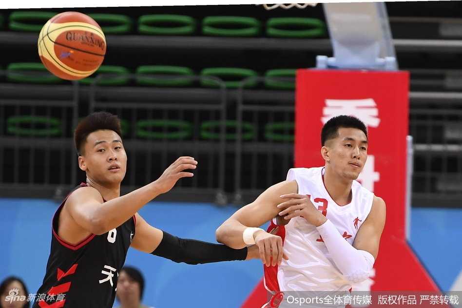周琦在天津队内线防守球员的头顶上演单手劈扣，长臂舒展宛如大鹏展翅，篮筐在他的暴力美学下颤抖。