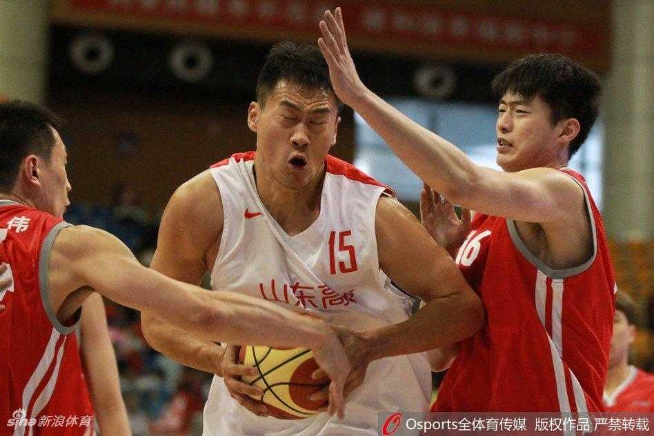 赛场上，一名球员以灵动步伐摆脱防守，准备上演一次精彩的篮下进攻，他的眼神中充满了对胜利的渴望。