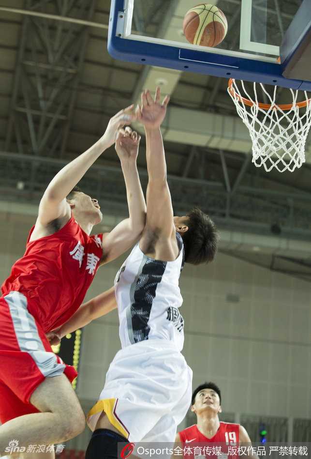 广东队长周鹏在三分线外果断跳投，皮球划过一道完美的弧线空心入网，这次关键的得分帮助球队稳住了阵脚，也吹响了反击的号角。